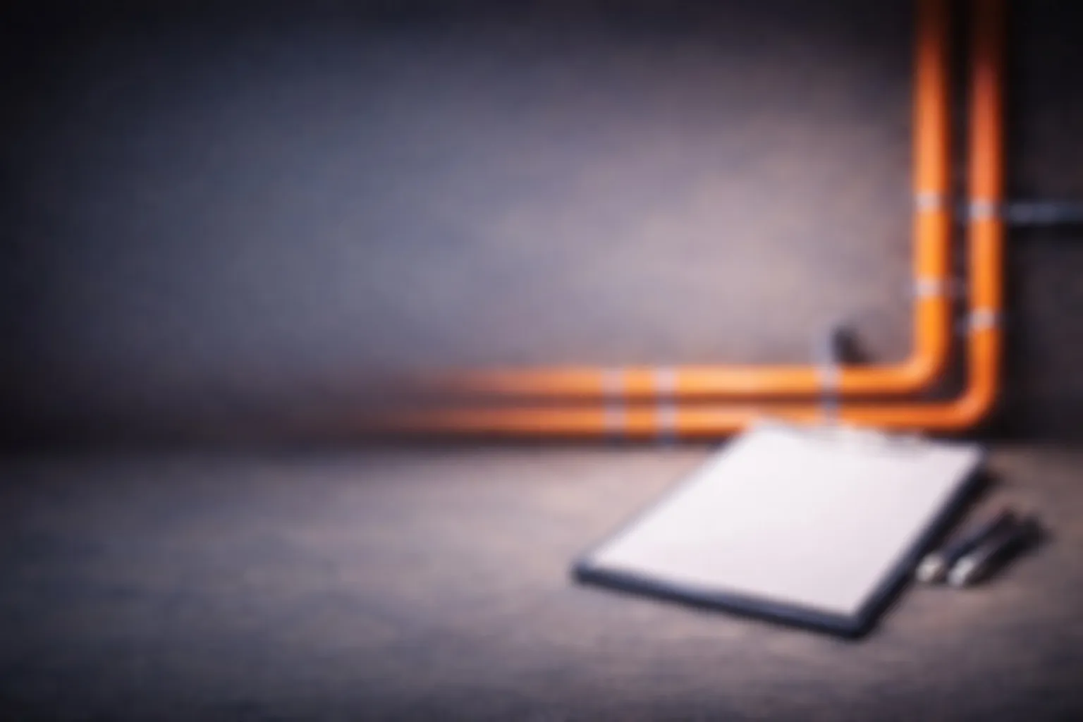 Nahaufnahme von Uhr, Kalender und Bleistift auf dem Tisch, Planung für Business-Meeting oder Reiseplanung Konzept